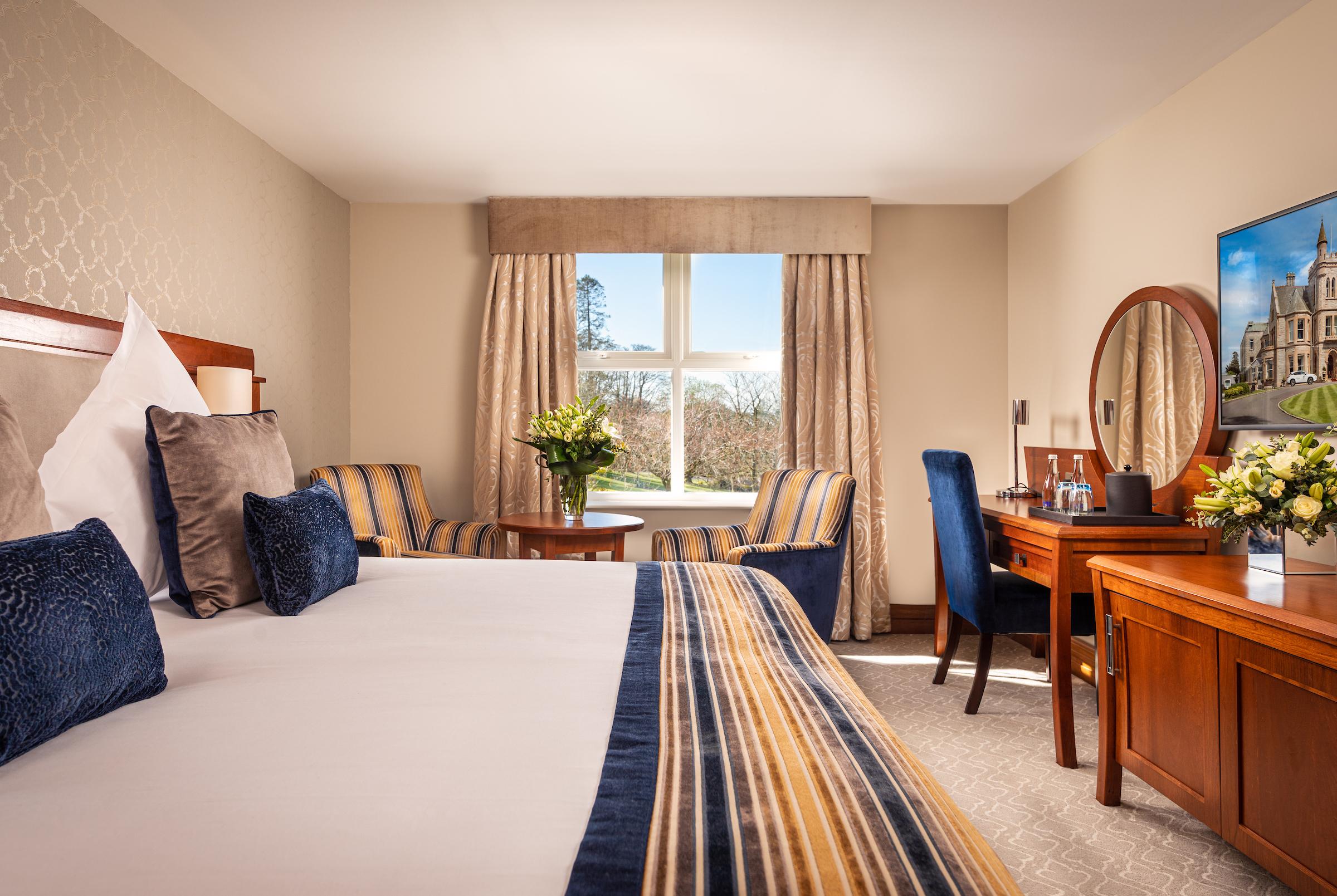 הוליווד The Culloden Estate And Spa מראה חיצוני תמונה A bedroom at the Killarney International Hotel