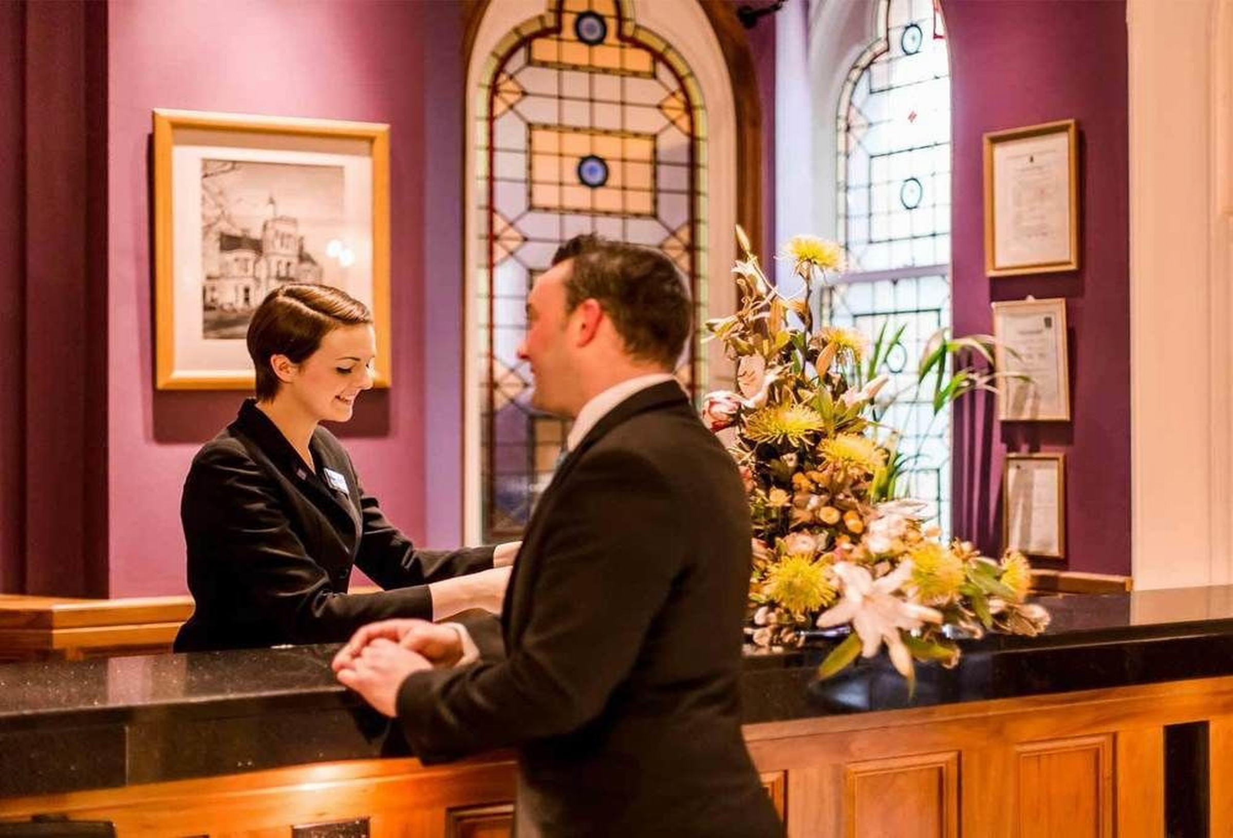 הוליווד The Culloden Estate And Spa מראה חיצוני תמונה A hotel receptionist at work