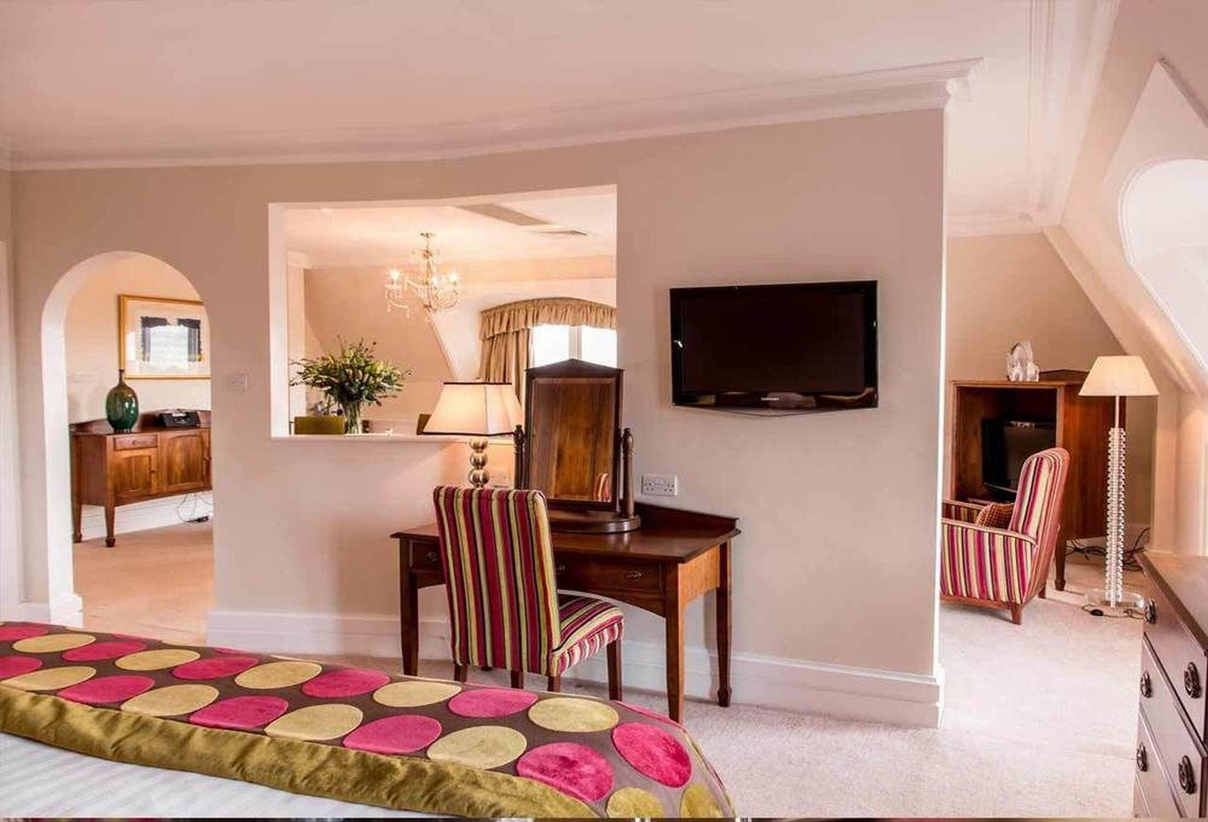 הוליווד The Culloden Estate And Spa מראה חיצוני תמונה A suite at the hotel