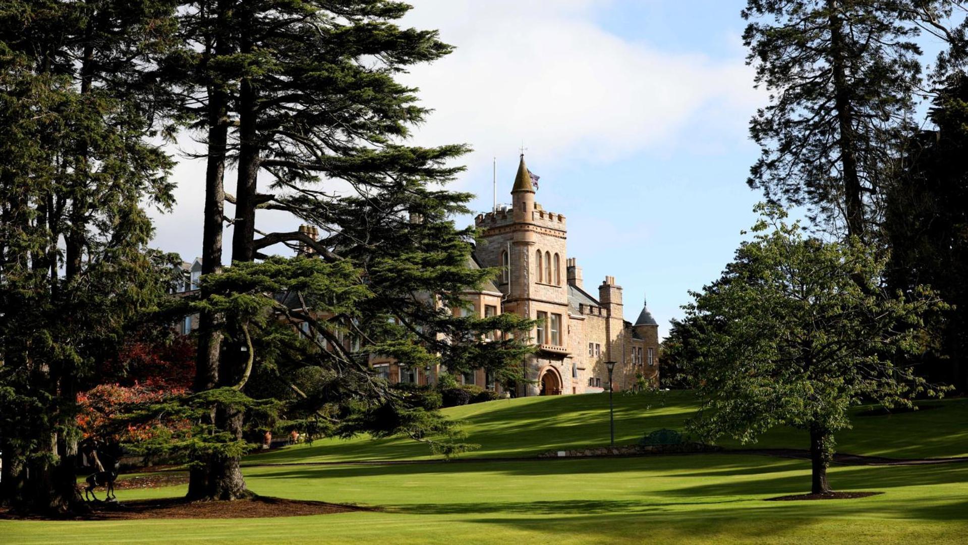 הוליווד The Culloden Estate And Spa מראה חיצוני תמונה The main building of the university