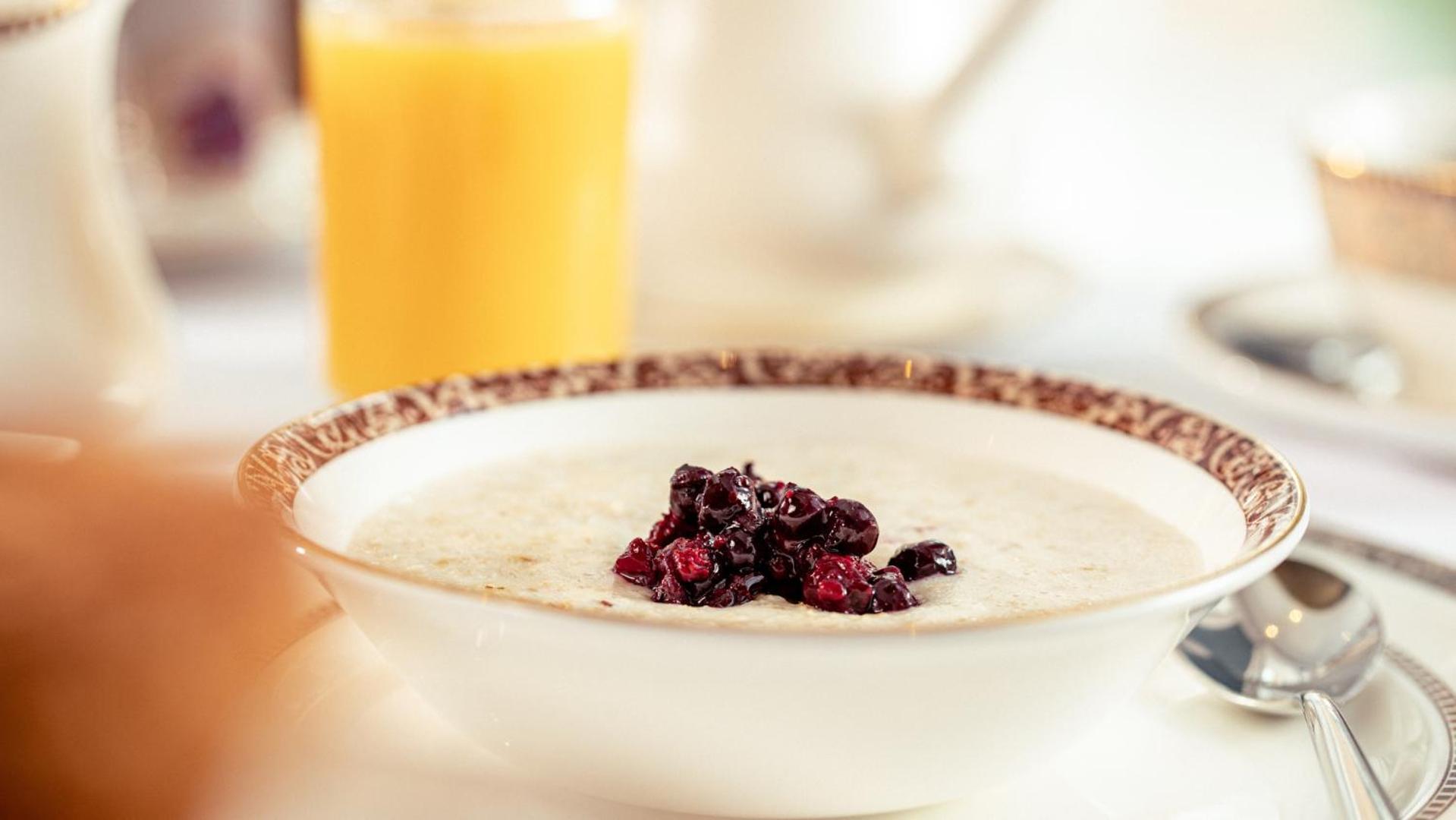 הוליווד The Culloden Estate And Spa מראה חיצוני תמונה Oatmeal with dried blueberries